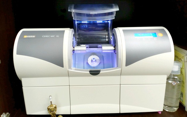 遠藤デンタルクリニック治療器.jpg