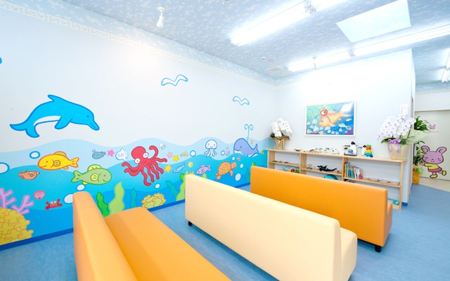 あおきこどもクリニック海の待合室1.jpg