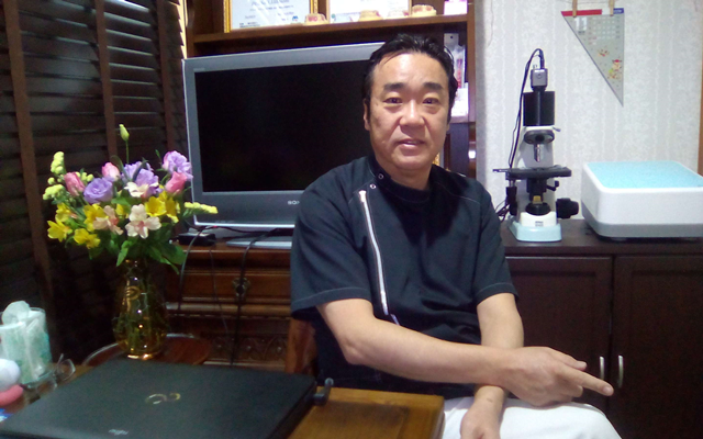山崎歯科医院　先生 修正.png